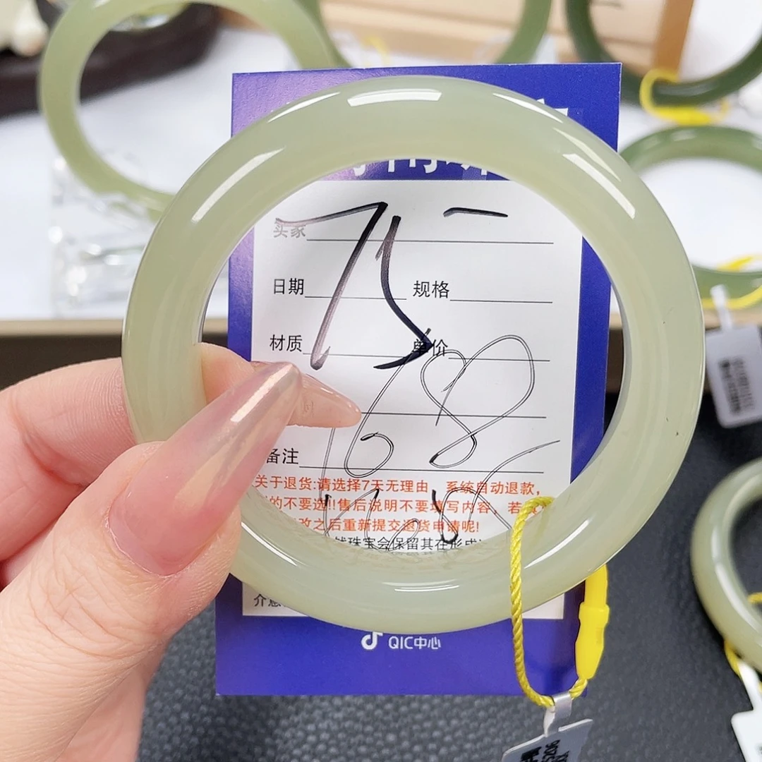 和田玉未镶嵌手镯