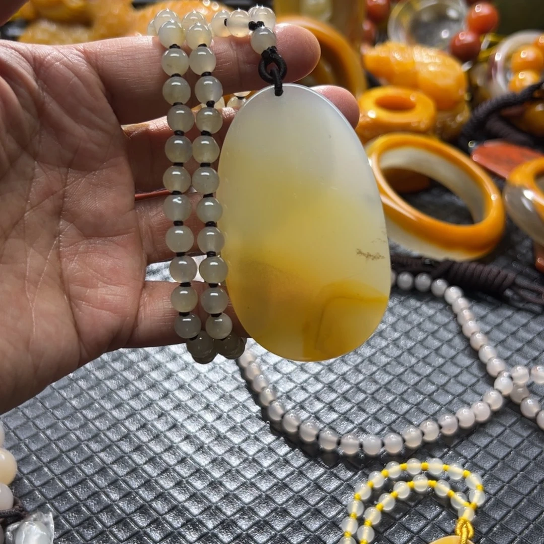 石英质玉未镶嵌颈饰