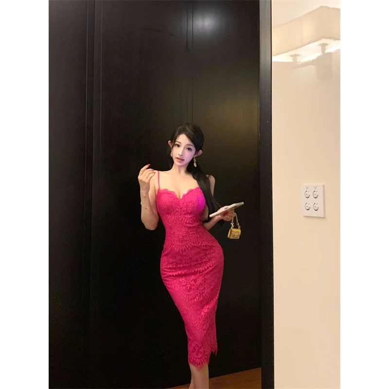 法式玫红色显白蕾丝收腰吊带连衣裙女气质名媛氛围感显瘦包臀裙子