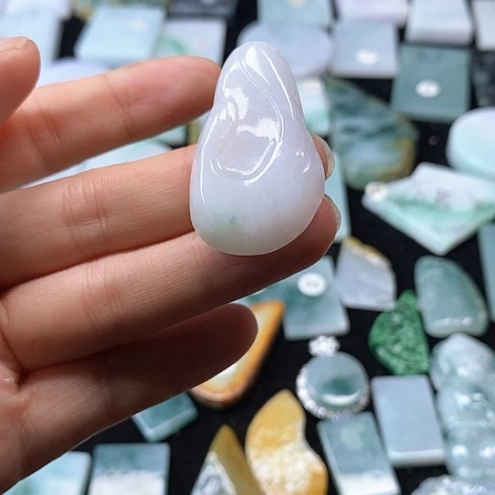 翡翠挂件未镶嵌翡翠的