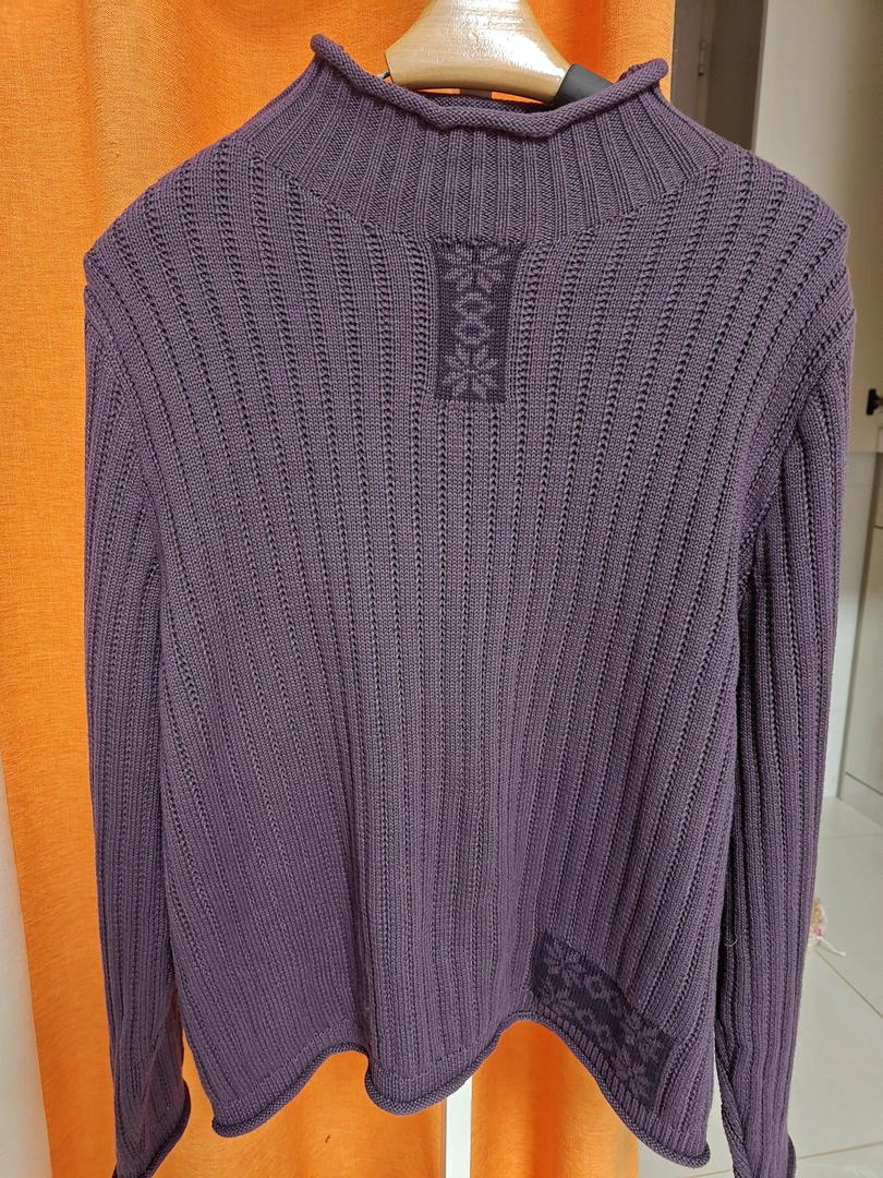 紫色低领竖条针织衫
