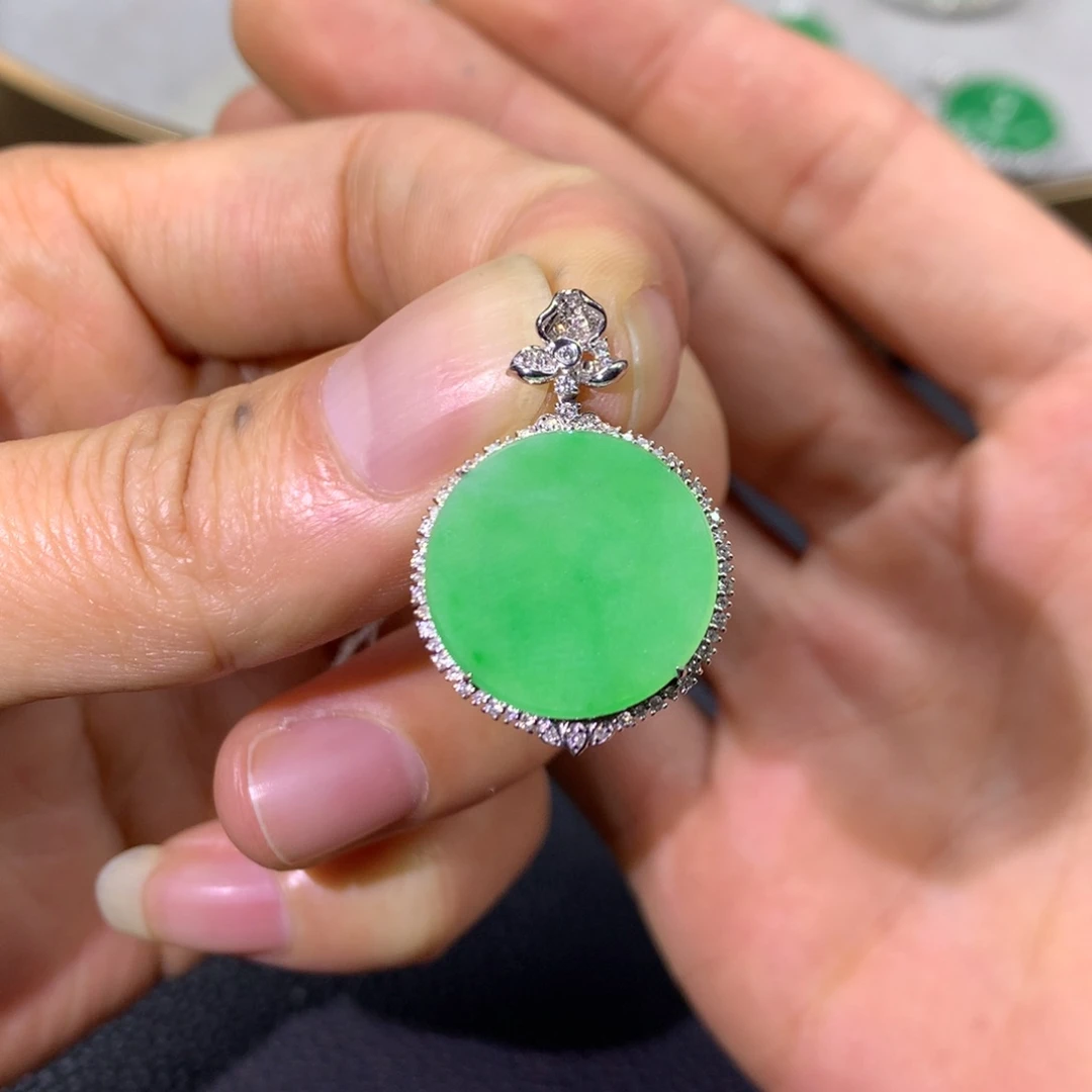 翡翠颈饰18K金镶嵌翡翠