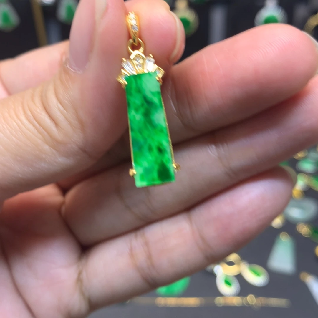 翡翠未镶嵌颈饰有纹裂