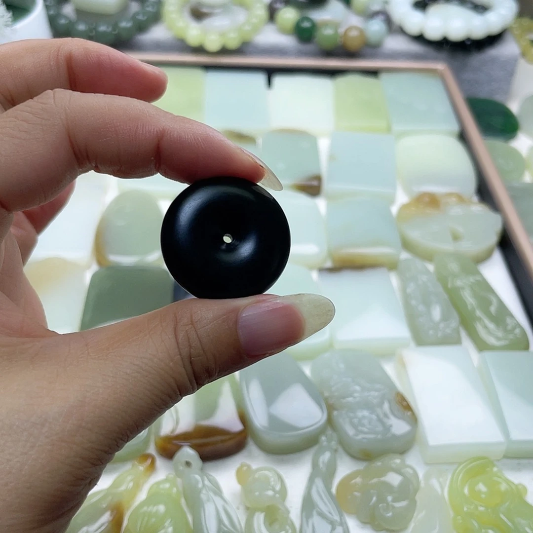 颈饰未镶嵌和田玉（糖玉）？**英