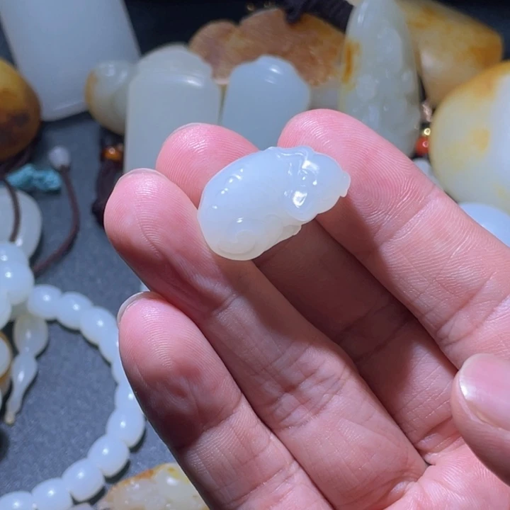 ****息和田玉未镶嵌颈饰