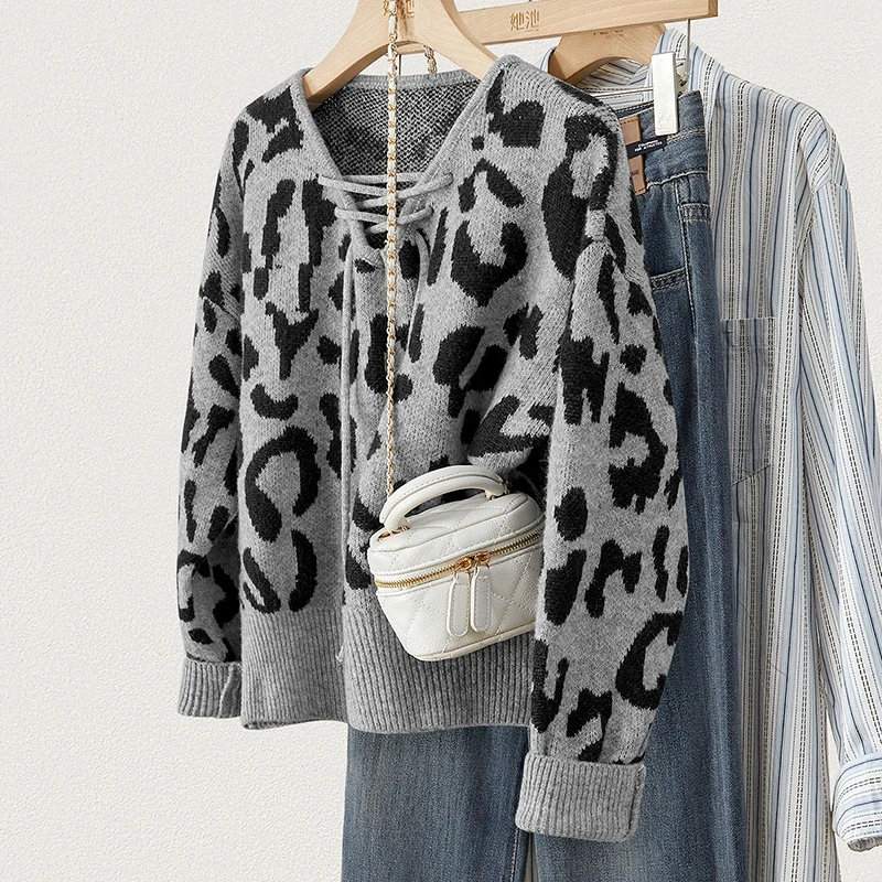 她池2025冬装新款女设计感洋气软糯V领个性绑带豹纹毛衣T44X8358M