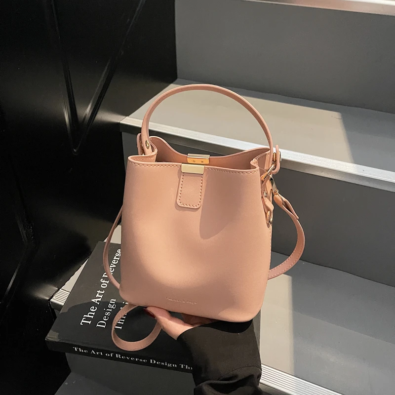 高级感包包女式2025新款潮流行时尚质感百搭单肩包休闲斜挎水桶包