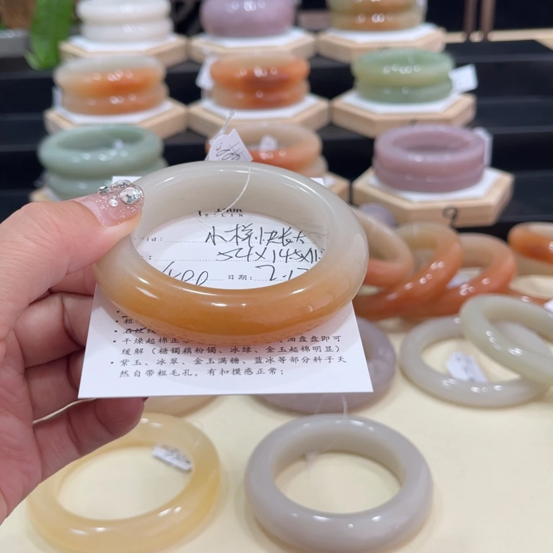 石英质玉手镯未镶嵌小***大