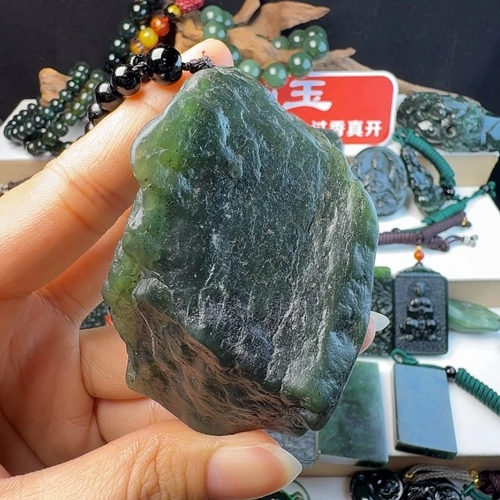钱***行未镶嵌蛇纹石玉颈饰原石手把件