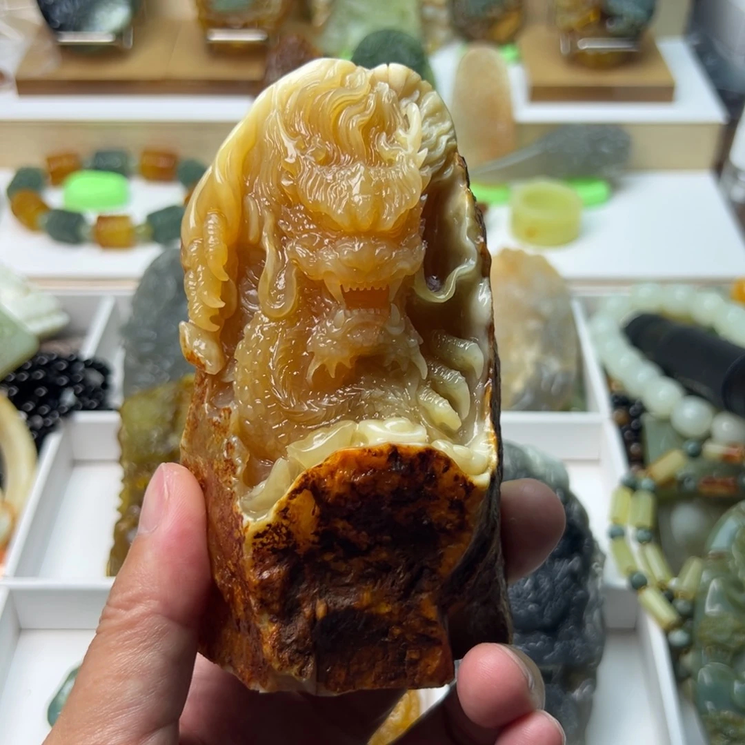 东***东岫玉未镶嵌颈饰龙摆件