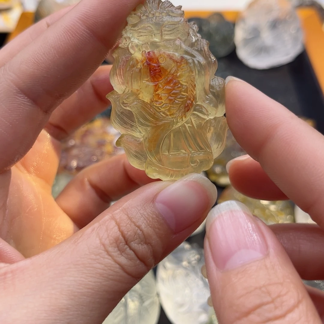 水晶颈饰未镶嵌一****?黄水胶花九尾