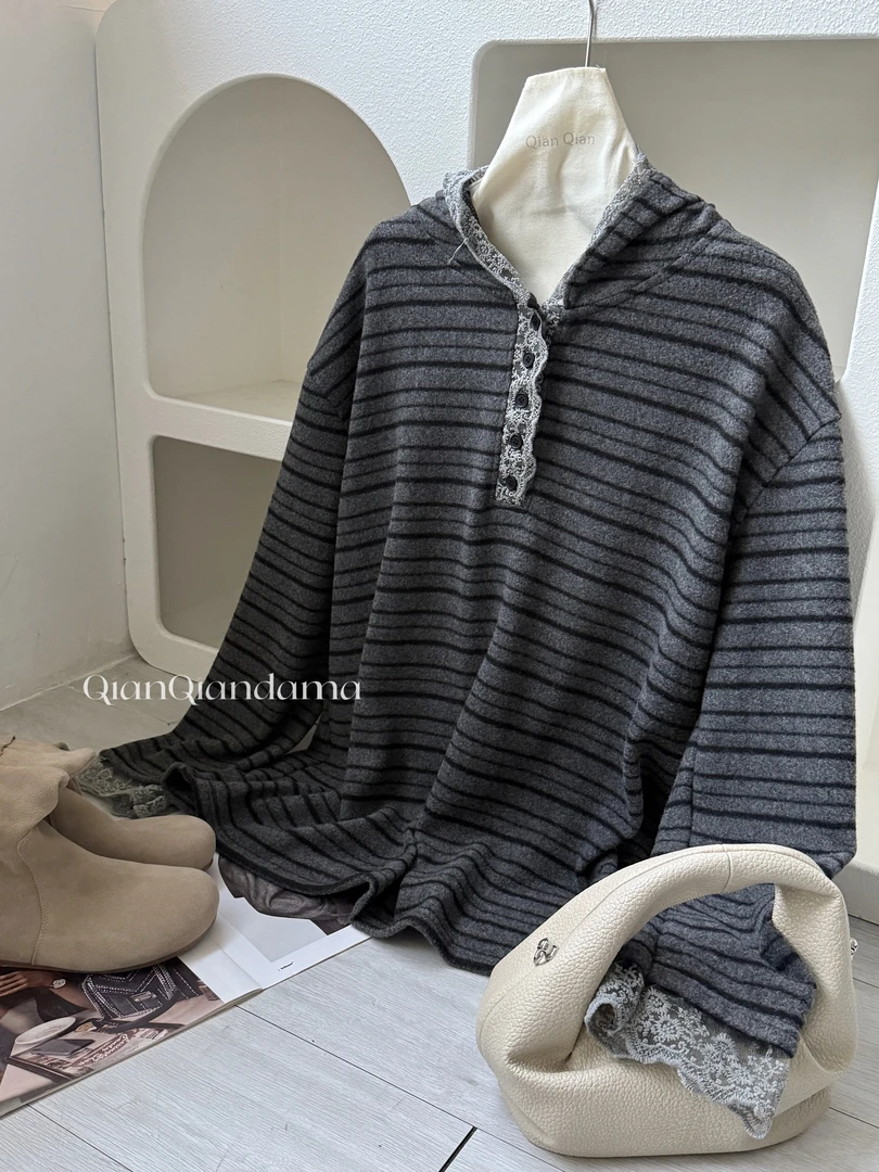 芊芊大码连帽条纹蕾丝慵懒韩版纽扣套头长袖卫衣可内搭上衣【0202】