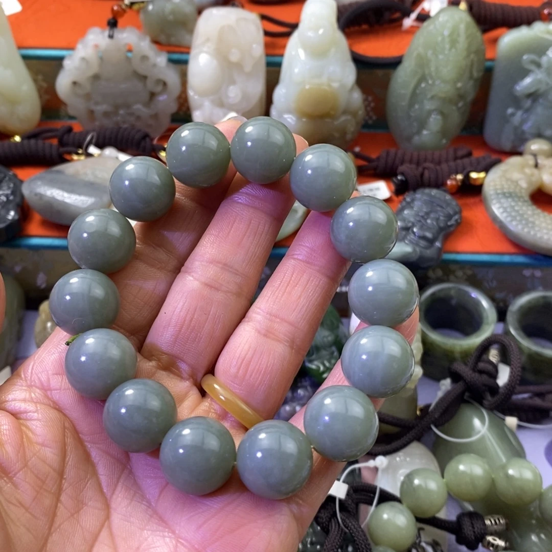 快***你和田玉未镶嵌颈饰