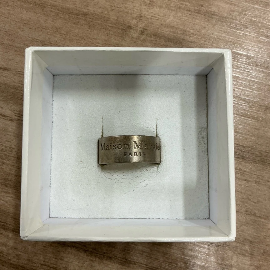 未使用 maje  Maison Margiela马吉拉（pm）宽版做旧戒指原盒9/5328