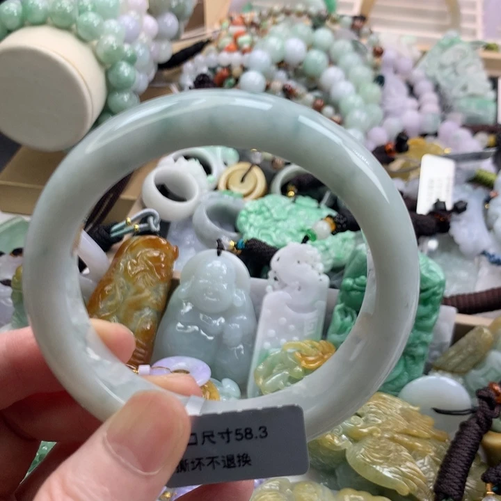 翡翠手镯未镶嵌吊坠