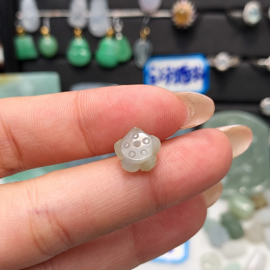 翡翠未镶嵌颈饰莲花