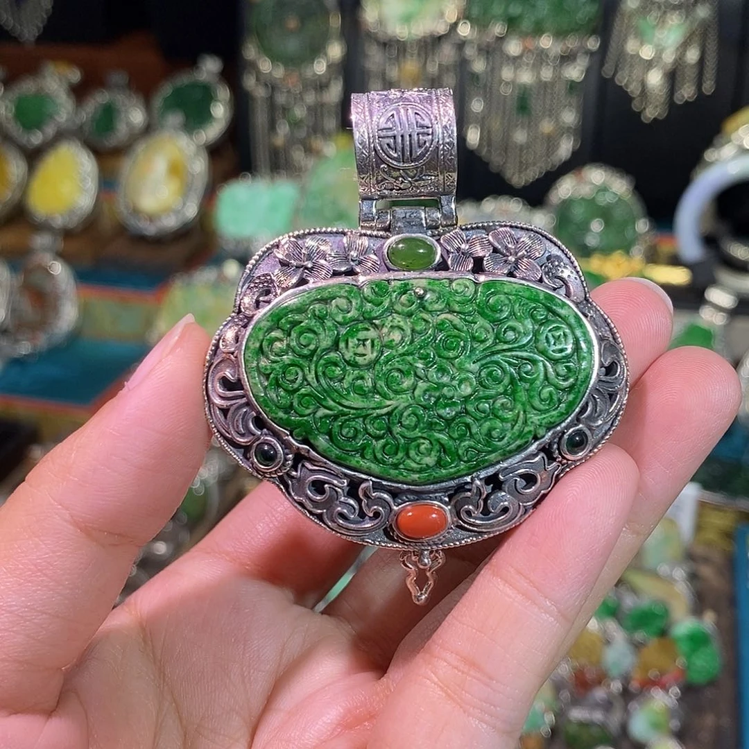 翡翠银S925镶嵌颈饰嘎乌盒