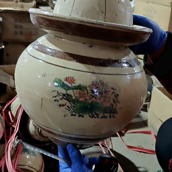 瓷片盘子碗茶壶啥都有