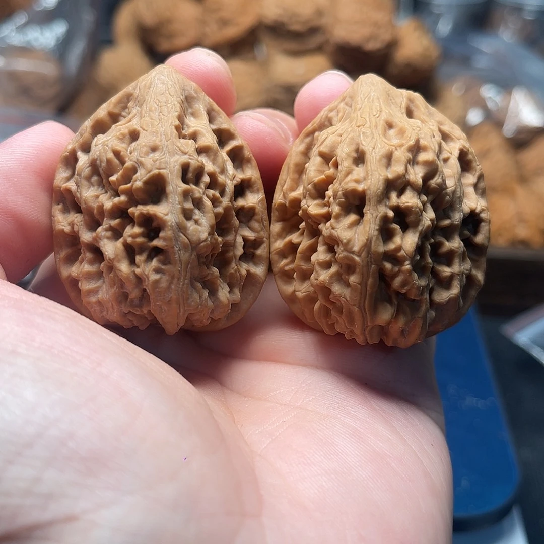 1文玩核桃赤霞峪鸡心38-257