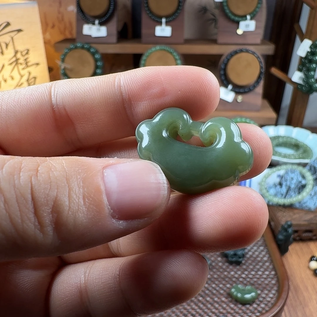 ^***猫和田玉未镶嵌颈饰