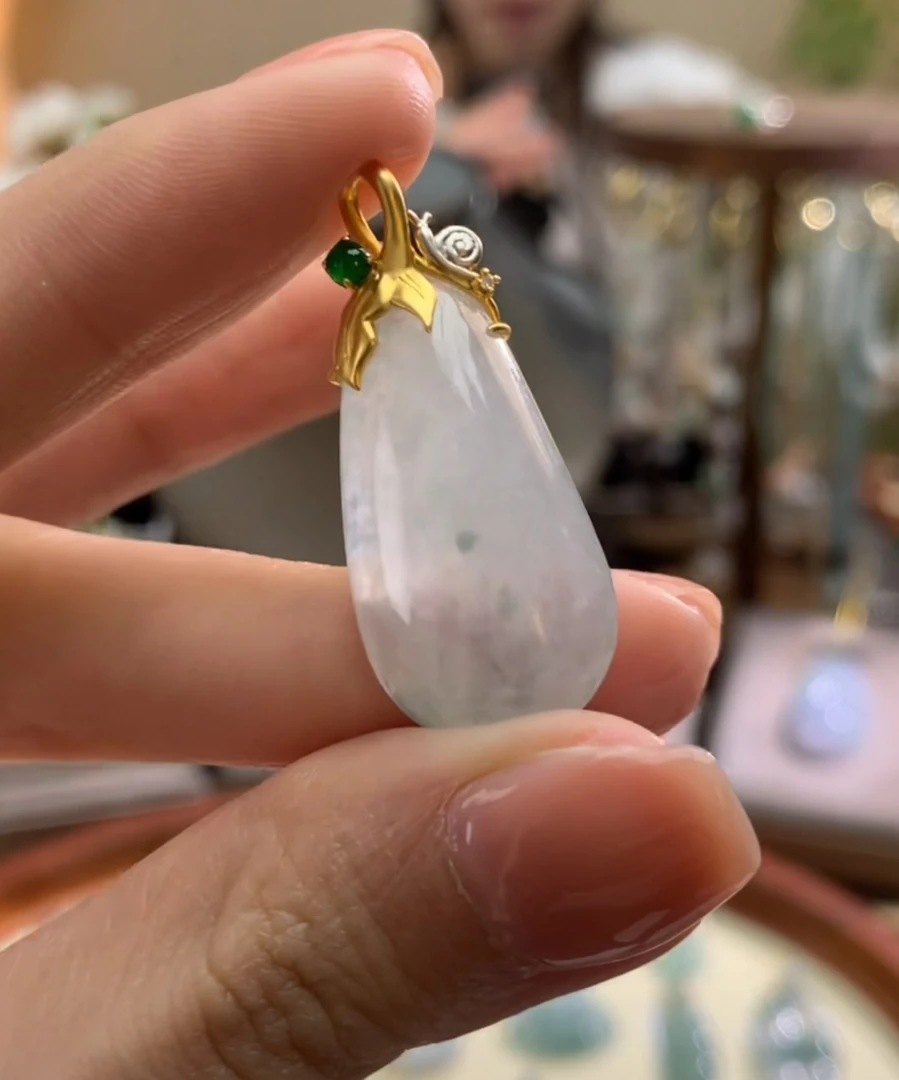 天然A货翡翠吊坠