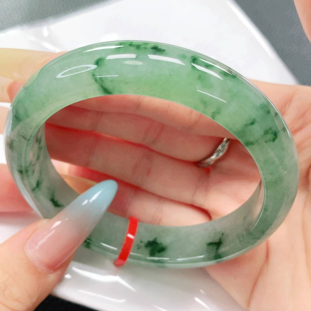 翡翠手镯未镶嵌58。