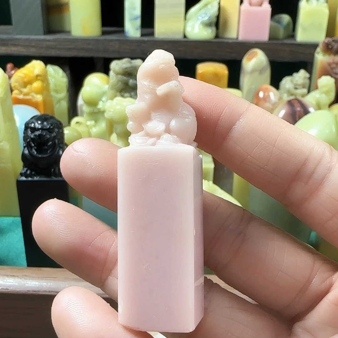 云南石云南龙蛋粉钮章一方 微瑕 不售后