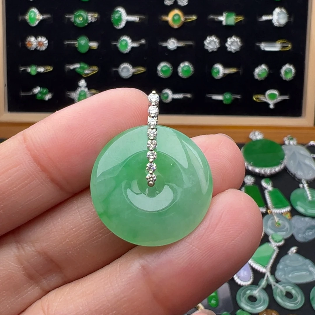 翡翠18K金镶嵌颈饰扣