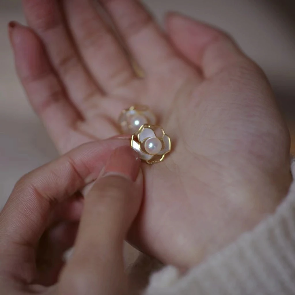 精致版山茶花朵耳钉，6-7mm几乎无瑕天然馒头珍珠，新款