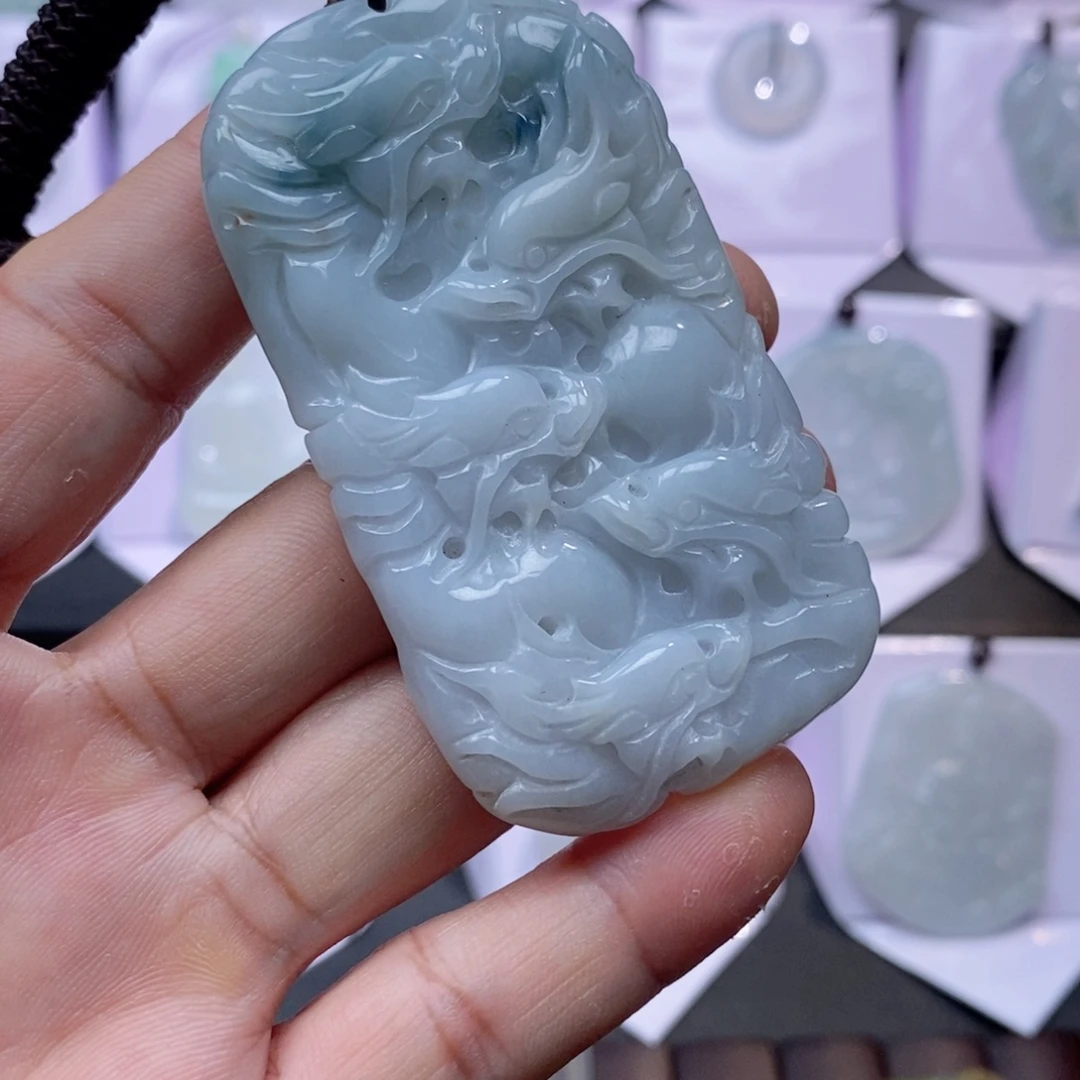 翡翠未镶嵌颈饰龙牌