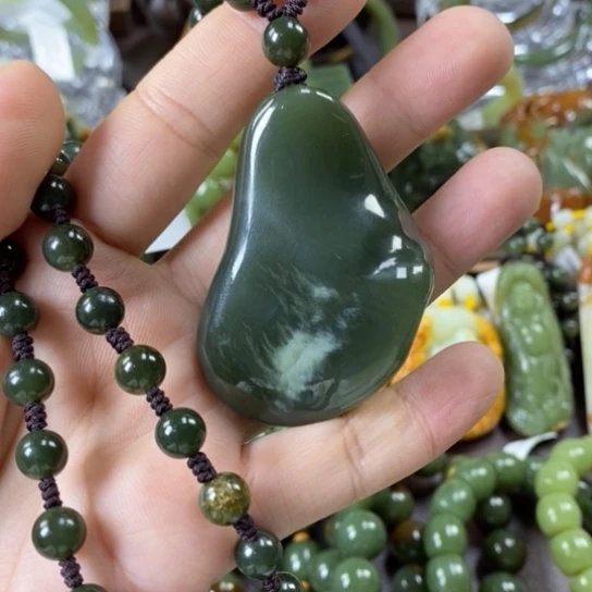 透闪石质玉挂件未镶嵌喝**鱼