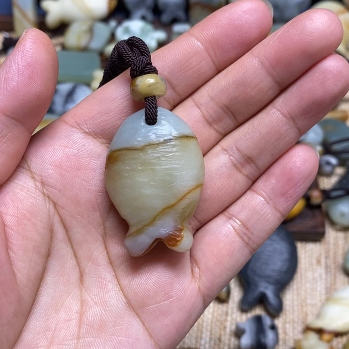 蛇纹石玉未镶嵌颈饰