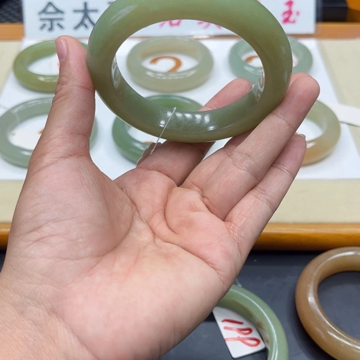 未镶嵌手镯石英质玉冰***花