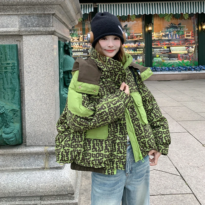 休闲碎花绿色连帽羽绒服外套女冬季2025新款小个子巨好看流行爆款