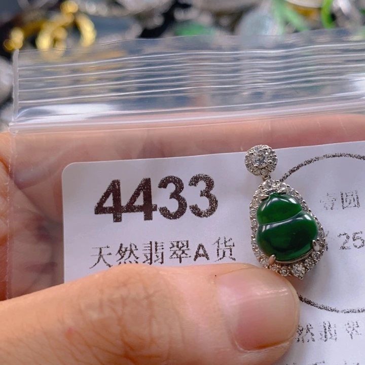 翡翠未镶嵌吊坠(不含链)l**?