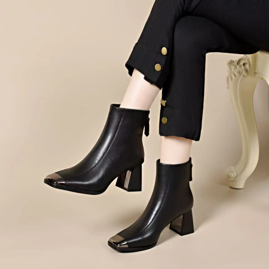 方根小短靴女2025新款法式粗跟软皮白色方头马丁靴不累脚防滑短筒