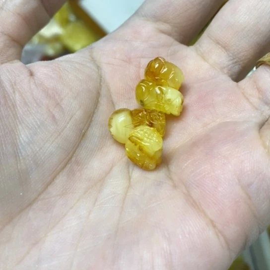 蜜蜡未镶嵌裸石吊坠