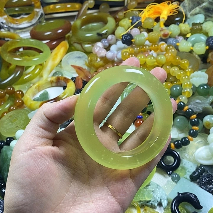 美***o蛇纹石玉未镶嵌颈饰