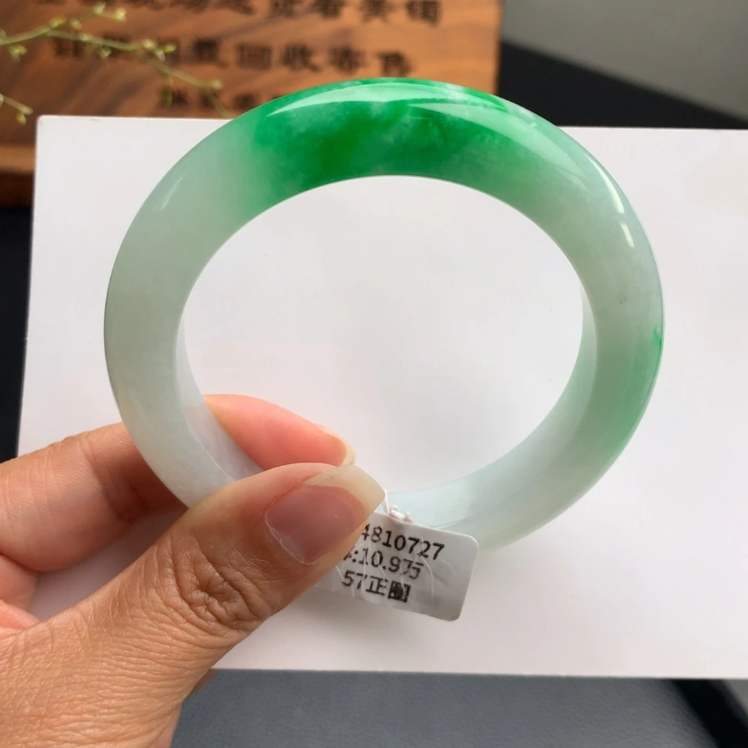 翡翠手镯未镶嵌阳绿厚装正圈翡翠手镯57圈