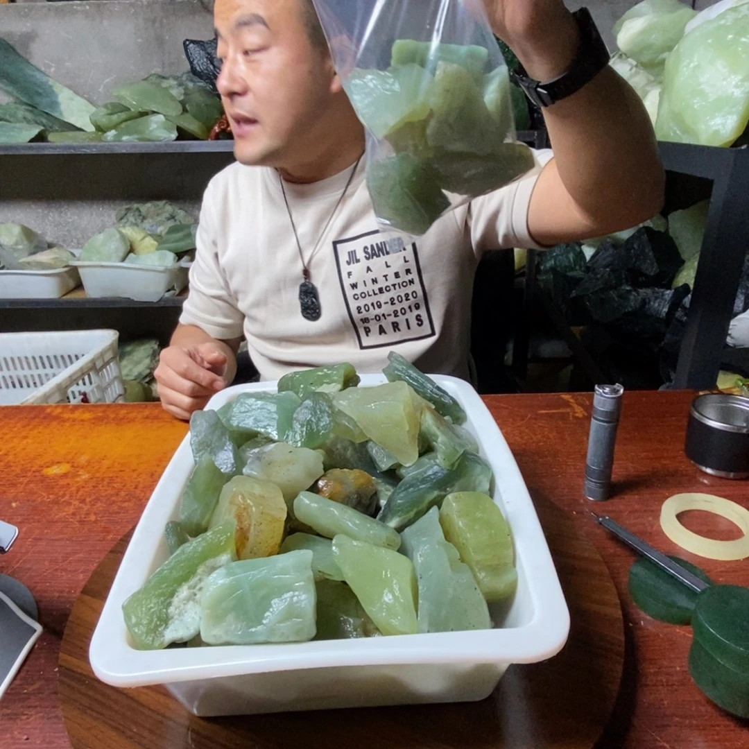 蛇纹石玉未镶嵌岫玉鱼缸石随机发