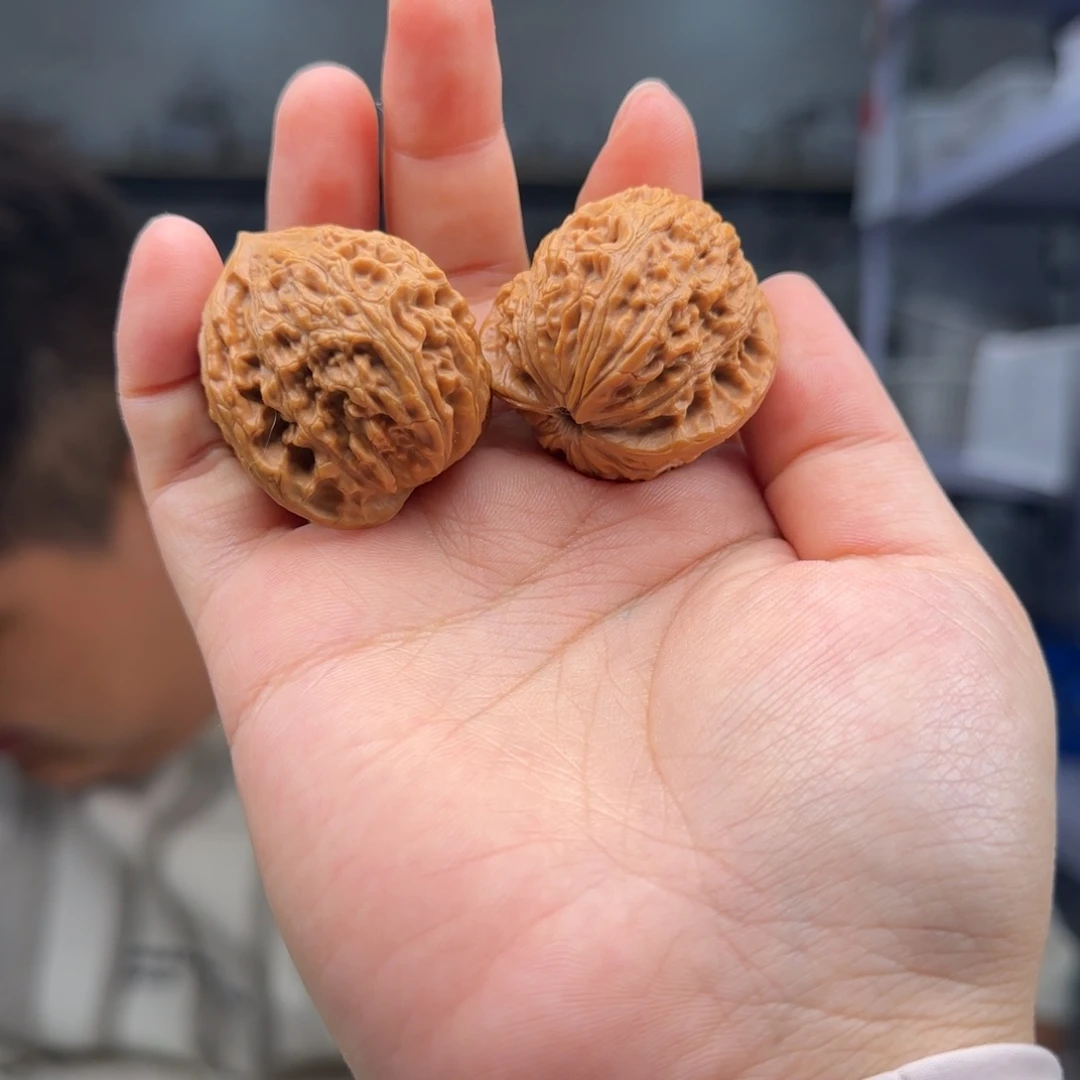 岁***好文玩核桃把件虫眼爱心