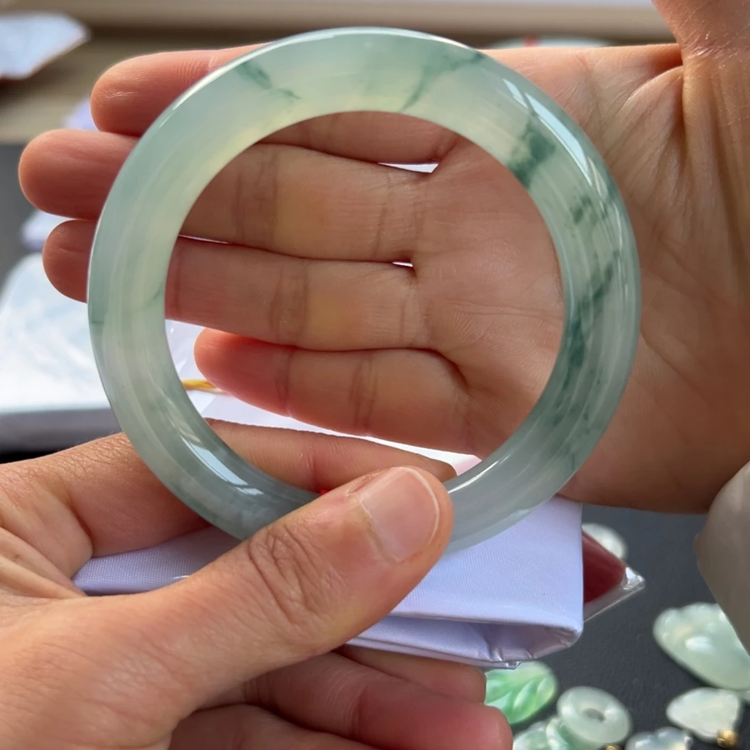 翡翠手镯未镶嵌手镯