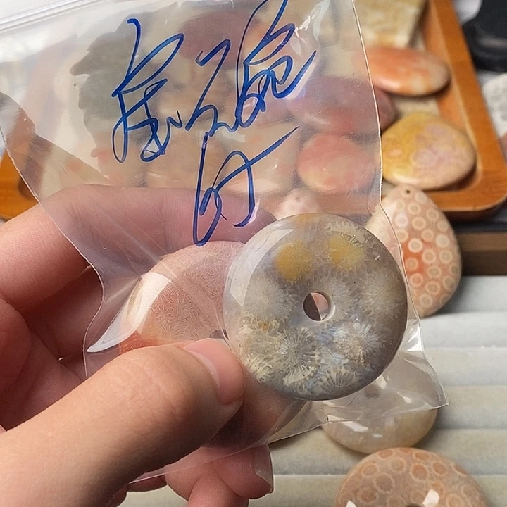宝***碗硅化珊瑚未镶嵌颈饰