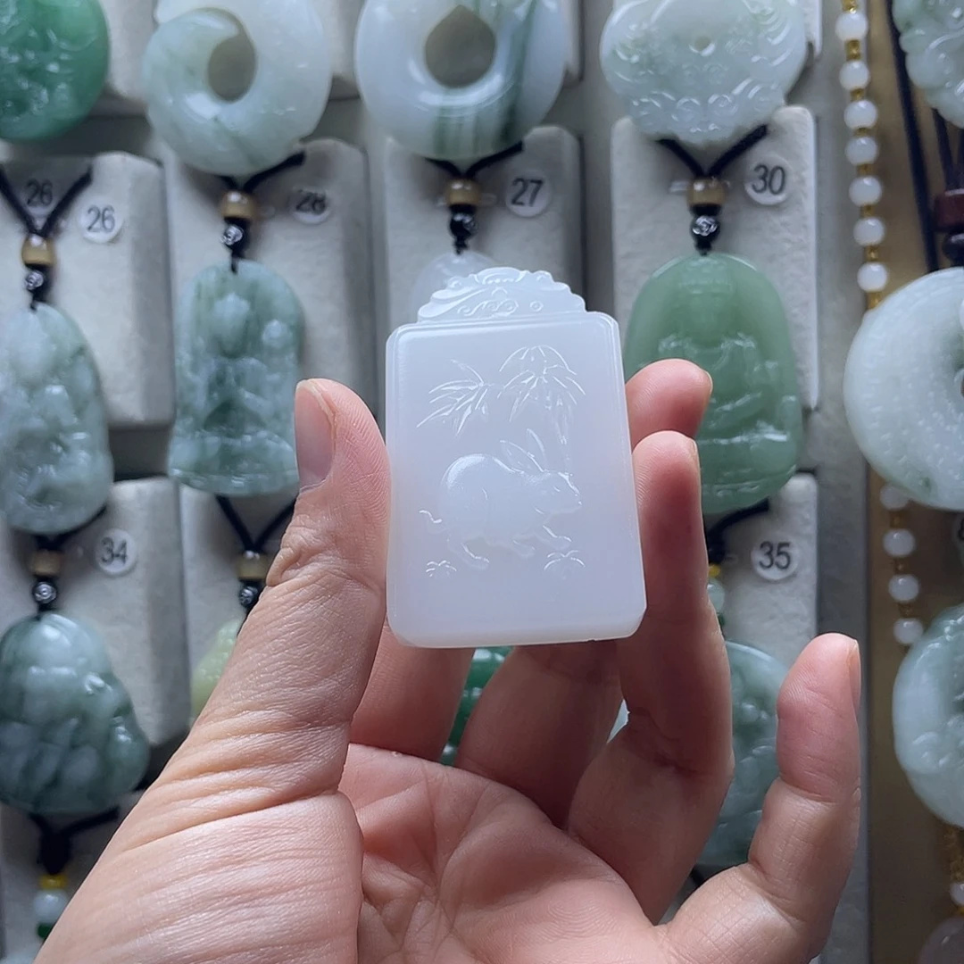 李***芳石英质玉未镶嵌颈饰