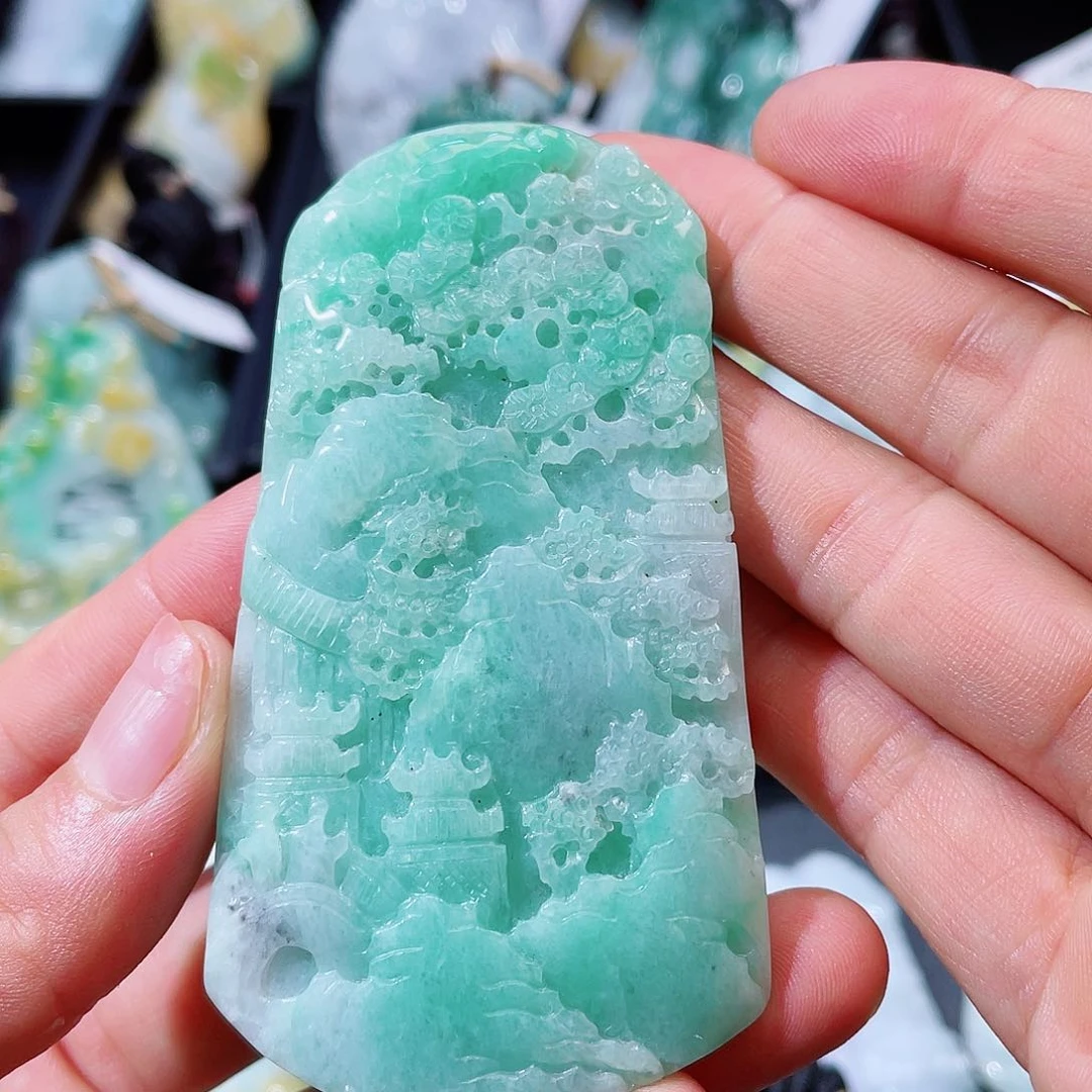 翡翠未镶嵌颈饰一个
