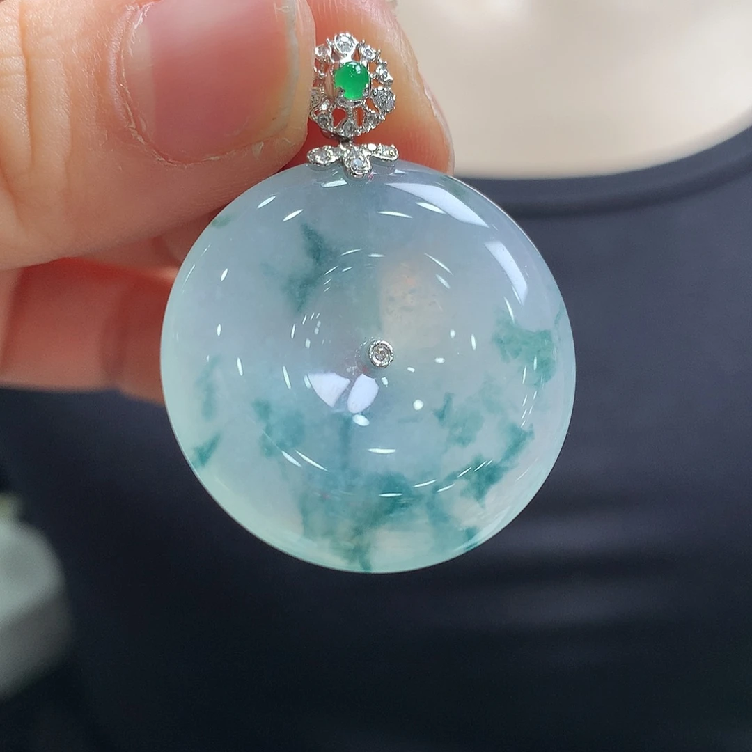 翡翠18K金镶嵌颈饰平安扣