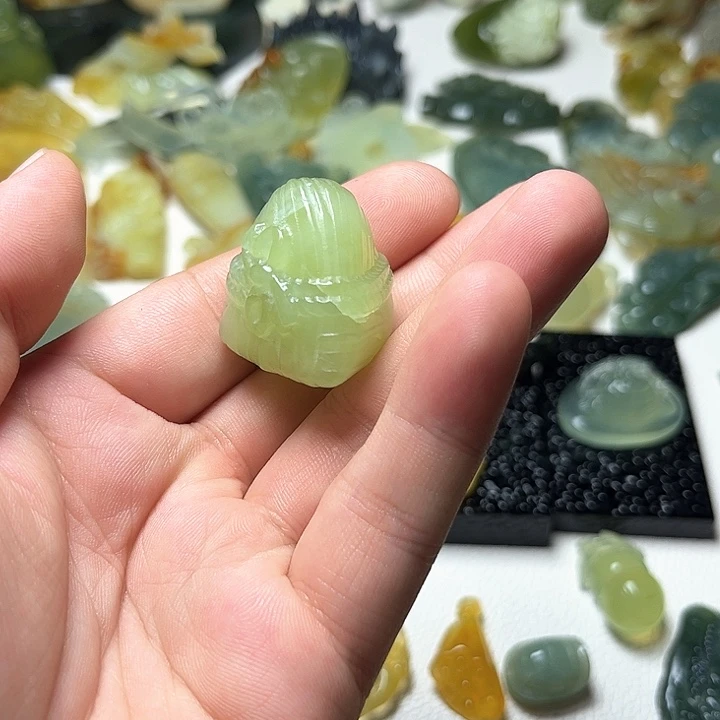 蛇纹石玉未镶嵌颈饰c****q