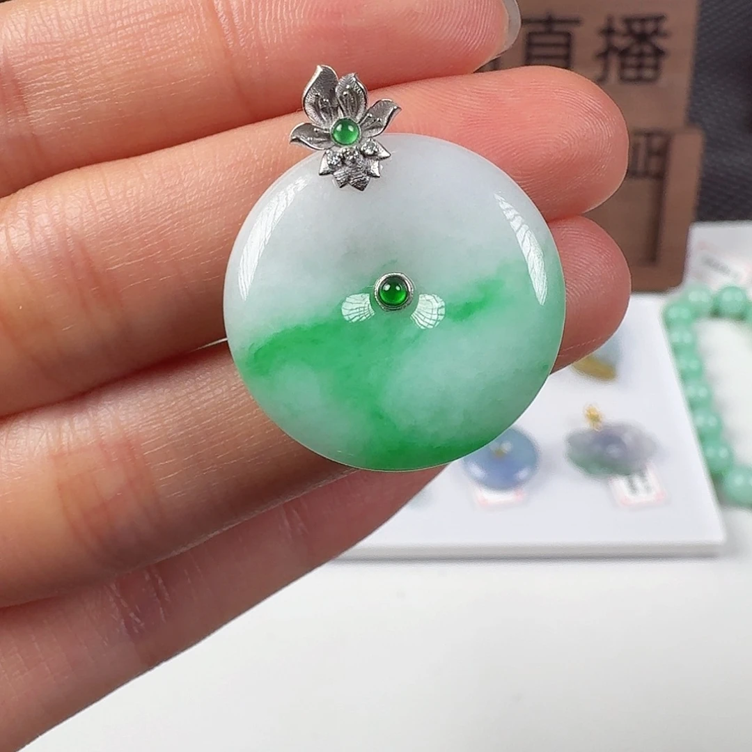 翡翠18K金镶嵌颈饰