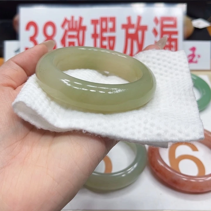 未镶嵌手镯石英质玉石**妮