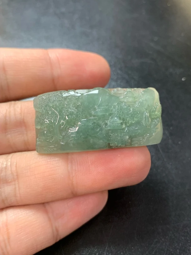 晴绿色山水手牌缅甸天然翡翠A货尺寸:42*19*7.1